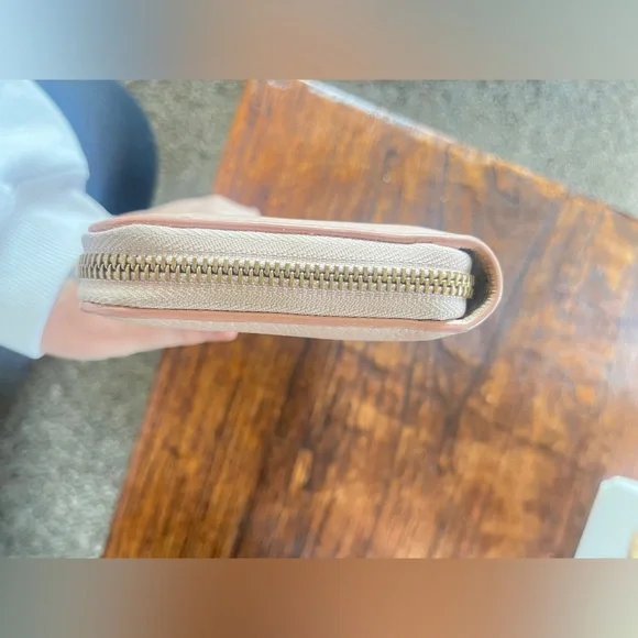 Authentic BURBERRY Grainy Calfskin Logo Embossed Zip Wallet - Picture 6 of 10